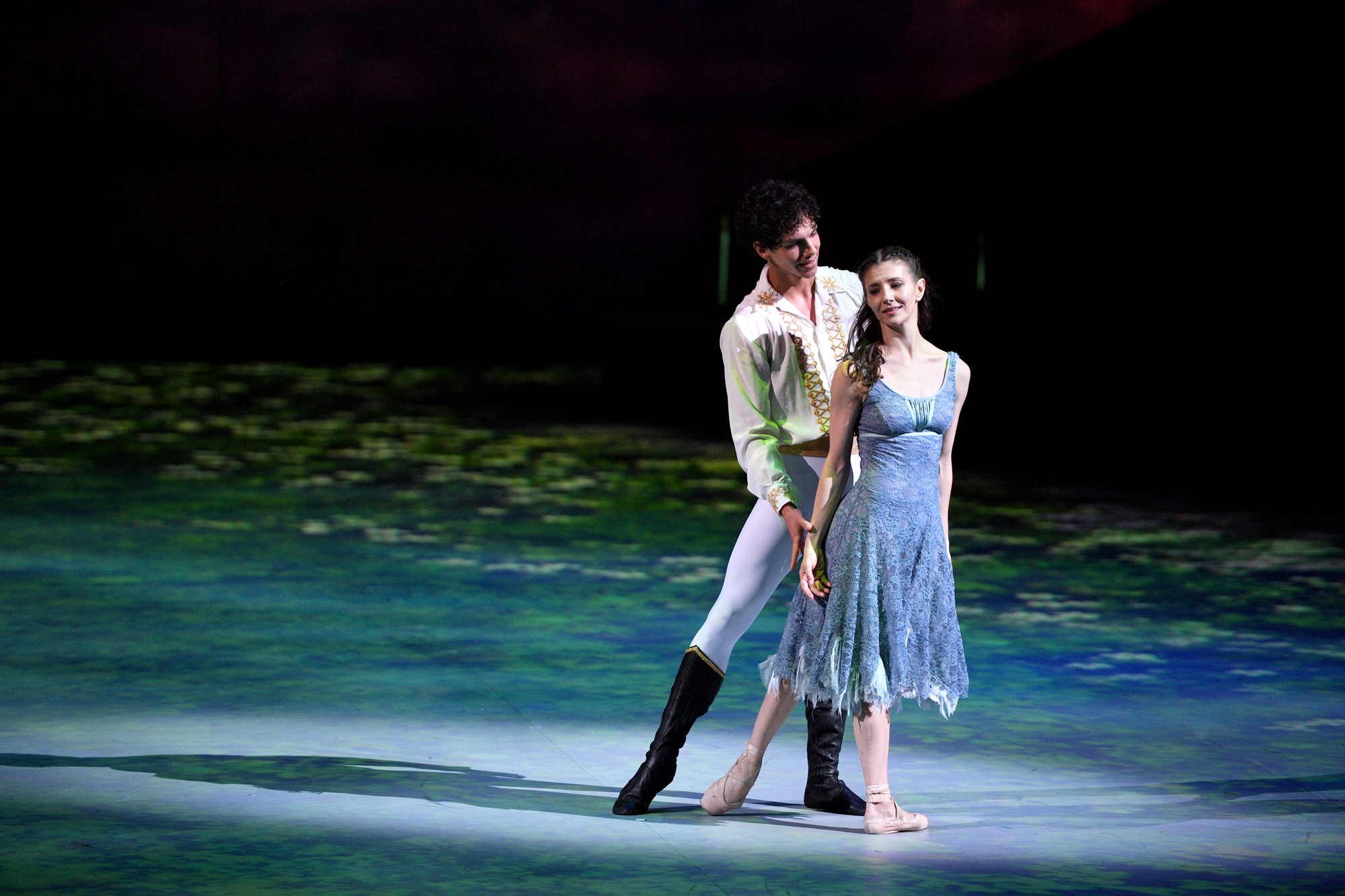 Alina-Cojocaru-and-Isaac-Hernandez-in-Cinderella-in-the-round-c-Laurent-Liotardo-7