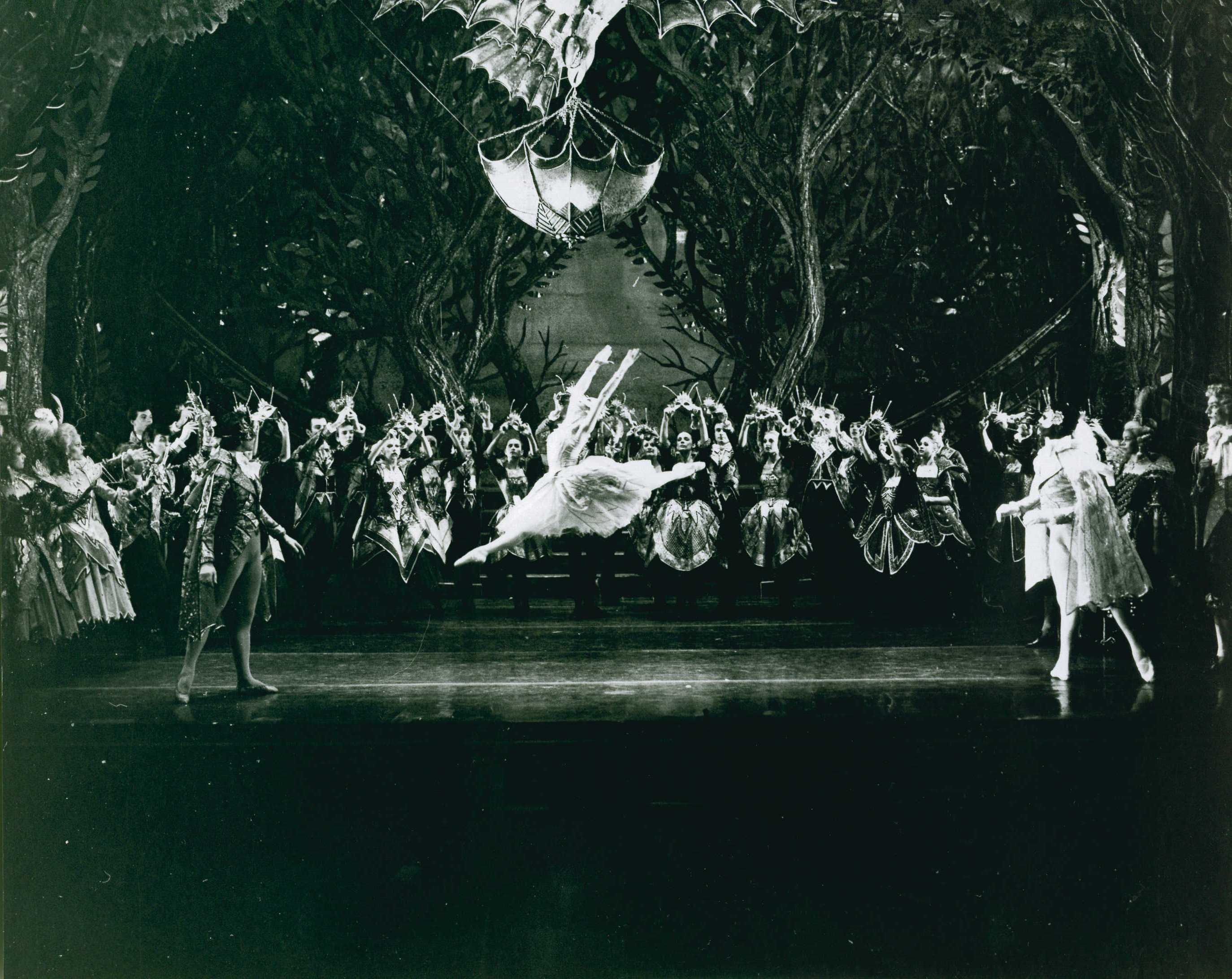 Scottish Ballet present Peter Darrell's Cinderella. Credit Bill Cooper (1)