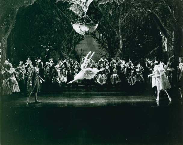 Scottish Ballet present Peter Darrell's Cinderella. Credit Bill Cooper (1)